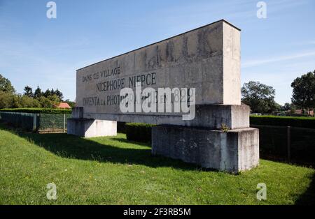 Monument à Joseph Nicephore Niepce, inventeur de la photographie, où la première photographie prise en 1826 par discographie hélio, Saint-Loup-de-Varennes, CH Banque D'Images