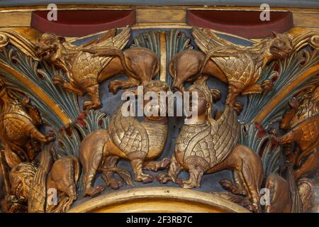 Griffins et démons romains dans la nef de l'église Saint-Germain des Prés, Paris, France Banque D'Images