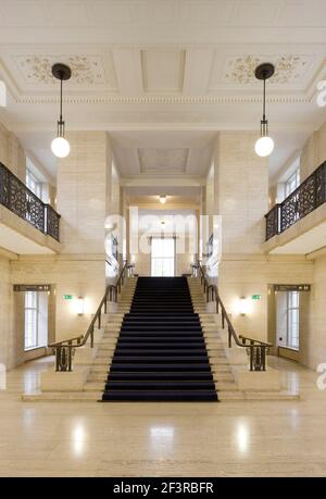 Escalier, galeries et grand espace blanc de Crush Hall, Sénat House, Université de Londres, par Charles Holden, 1932-1937, Londres Banque D'Images