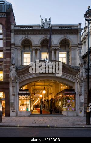 Entrée à Burlington Arcade, une galerie marchande couverte qui s'étend derrière Bond Street de Piccadilly à Burlington Gardens, Londres, Royaume-Uni. Banque D'Images