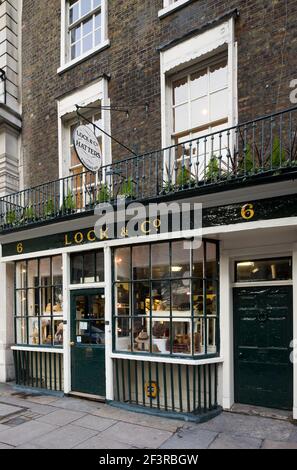 L'extérieur du magasin principal de James Lock & Co., l'un des plus anciens hatters d'Angleterre, fondé en 1676. Il est situé sur la rue St. James's et le curre Banque D'Images