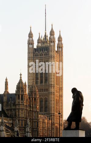 Statue de Winston Churchill, en face de la tour Victoria dans le style gothique de la renaissance, qui fait partie du Palais de Westminster, Londres Banque D'Images