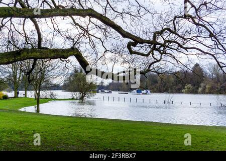 De fortes pluies font des inondations sur les rives de la Tamise à Richmond, Londres, Royaume-Uni Banque D'Images