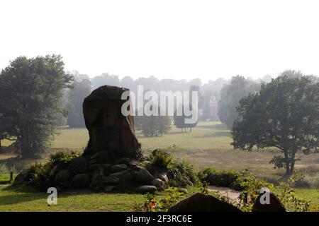 Muskau Park, montrant la Pierre de Puckler du côté polonais du parc. C'est un célèbre jardin anglais, situé à la frontière entre l'Allemagne et Polan Banque D'Images