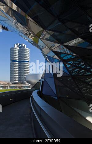 Im Vordergrund die BMW-Welt, M¸nchen, BMW-Museum 1968-1972 von Karl Schwanzer Banque D'Images