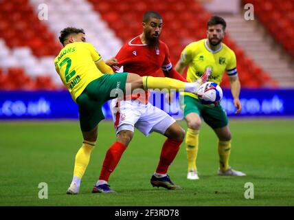 Le Max Aarons de Norwich City (à gauche) et Lewis Grabban de Nottingham Forest se battent pour le ballon lors du championnat Sky Bet au City Ground, à Nottingham. Date de la photo: Mercredi 17 mars 2021. Banque D'Images