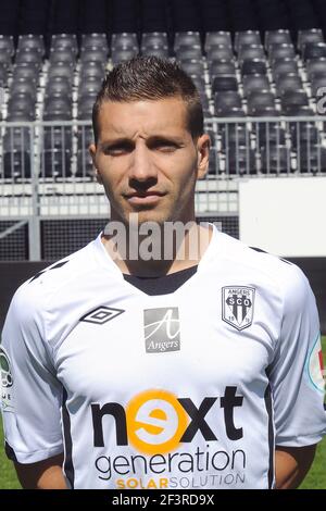 FOOTBALL - CHAMPIONNAT FRANÇAIS 2010/2011 - L2 - PRÉSENTATION SCO ANGERS - 31/08/2010 - PHOTO PASCAL ALLEE / DPPI - KARIM DJELLABI Banque D'Images