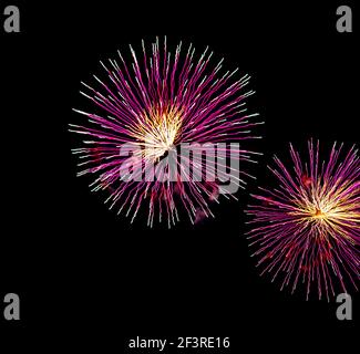 Feux d'artifice roses, verts et jaunes au concours International Sound of Light (les Grands feux du Casino Lac-Leamy) Banque D'Images