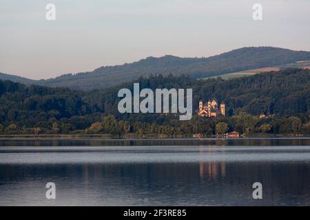 Lac Laacher avec abbaye de Maria Laach et collines boisées à distance, Rhénanie-Palatinat, Allemagne Banque D'Images