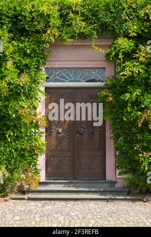 Porte baroque dans un bâtiment monastique, Neuwied, Rhénanie-Palatinat, Allemagne Banque D'Images