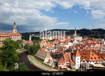Paysage urbain panoramique avec la Vltava au premier plan, Cesky Krumlov, Bohême du Sud, République tchèque Banque D'Images