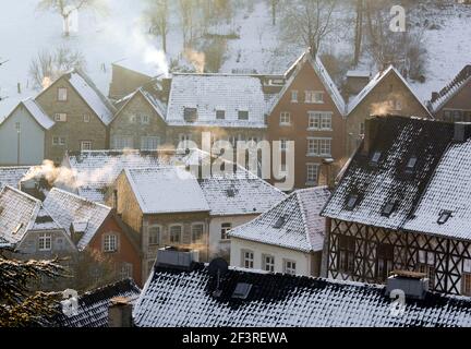 Toit couvert de neige avec cheminées fumeurs, Aix-la-Chapelle, Rhénanie-du-Nord-Westphalie, Allemagne Banque D'Images