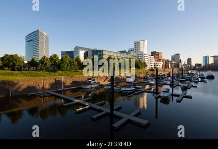 Marina avec vue sur la ville en arrière-plan, Düsseldorf, Allemagne Banque D'Images