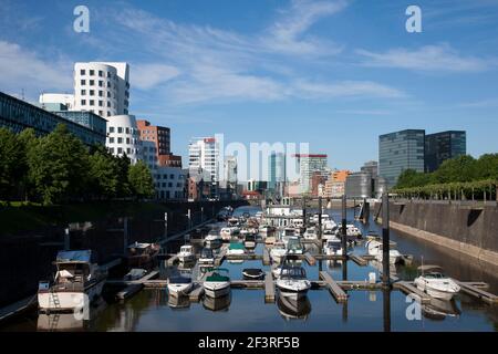 Marina et horizon de la ville, Düsseldorf, Allemagne, Architectes: Düsseldorf, Medienhafen, Yachthafen Banque D'Images