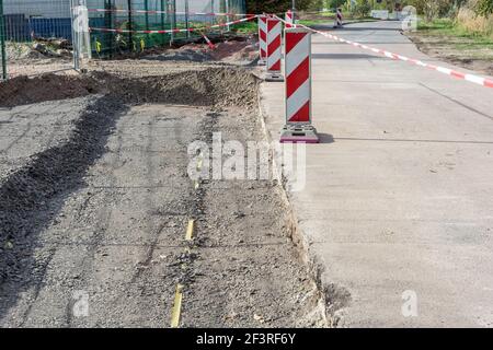 Construction d'une route avec un lit en gravier et des balises d'avertissement Banque D'Images