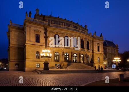 Vue nocturne de la façade du Rudolphinum par Josef Zitek et Josef Schulz, 1876-84, Prague, République tchèque Banque D'Images