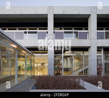 HÔTEL DE VILLE DE YAMANASHI, immeuble de bureaux du gouvernement, vue sur la façade sud du bâtiment est Banque D'Images