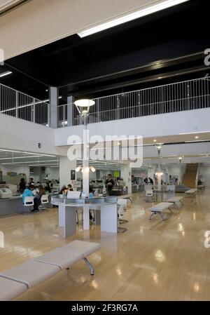 HÔTEL DE VILLE DE YAMANASHI, immeuble de bureaux du gouvernement, intérieur de l'espace de bureaux du 1er étage; vue vers le nord Banque D'Images