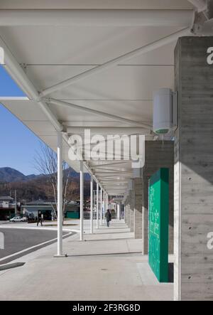 HÔTEL DE VILLE DE YAMANASHI, immeuble de bureaux du gouvernement, vue sur la passerelle abritée et l'allée de l'édifice est Banque D'Images