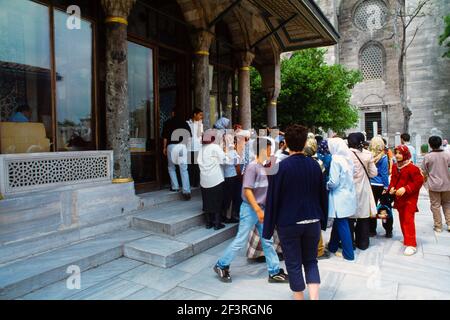 Istanbul Turquie Mosquée Suleymaniye - filles scolaires portant des Hijabs visitant le mausolée De Suleiman le magnifique Banque D'Images