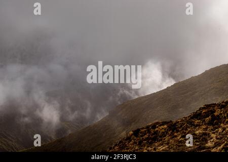 Brouillard dans les montagnes verdoyantes, pris à l'île de Sao Miguel, les Açores destination de voyage. Banque D'Images