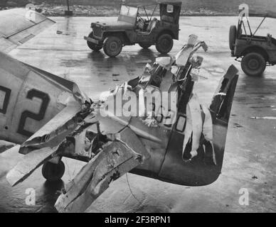 Avec UNE section de queue démolie résultant d'un combat ennemi, ce P-51 nord-américain (A/C 36800) du 353e groupe de chasseurs a réussi à retourner à sa base en Angleterre. 1er janvier 1945 Banque D'Images