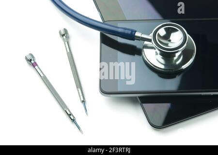 Stéthoscope, smartphone, tablette et tournevis. Concept de réparation et de service de smartphone. Concept un état de santé de l'appareil. Banque D'Images