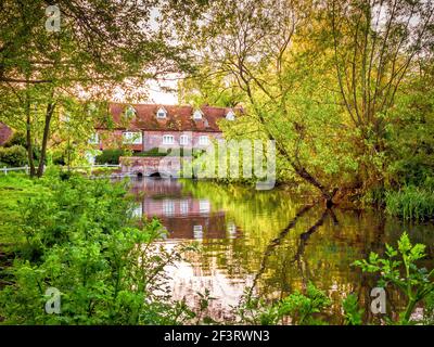 L'ancien moulin à Lower Denford près de Hungerford on une chaude soirée de fin de printemps Banque D'Images