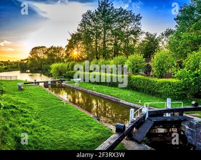 Le canal Kennet et Avon passe par l'écluse de Dun Mill à Lower Denford juste à l'extérieur de Hungerford dans le Berkshire sur un chaud soirée de fin de printemps juste comme le soleil goe Banque D'Images