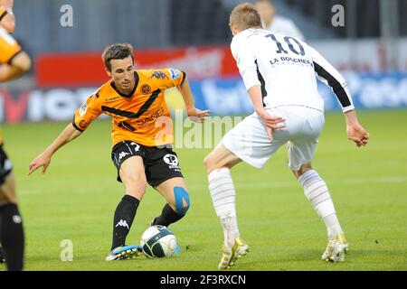 FOOTBALL - CHAMPIONNAT DE FRANCE 2011/2012 - SCO ANGERS / STADE DE REIMS - 26/08/2011 - PHOTO PASCAL ALLEE / DPPI - ROMAIN AMALFITANO (REIMS) /GAETAN CHARBONNIER (SCO) Banque D'Images