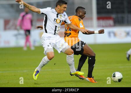 FOOTBALL - CHAMPIONNAT DE FRANCE 2011/2012 - SCO ANGERS / STADE DE REIMS - 26/08/2011 - PHOTO PASCAL ALLEE / DPPI - BOCUNDJI CA (REIMS) / CLAUDIU ANDREI KESERU (SCO) Banque D'Images