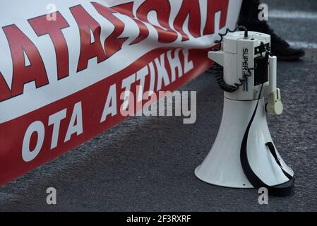 Athènes, Grèce. 17 mars 2021. Les manifestants brandissent des bannières et crient des slogans contre le gouvernement. Des milliers de personnes, dont des syndicats de médecins, se sont rassemblées devant le Parlement pour protester contre la gestion par le gouvernement de la pandémie de Covid19 et de son oppression sans fin, suite à de récents incidents d'abus et de torture commis par la police. Credit: Nikolas Georgiou/ZUMA Wire/Alamy Live News Banque D'Images