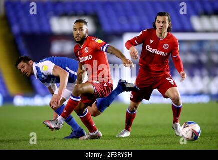 Lukas Jutkiewicz (à gauche), de Birmingham City, lutte pour le ballon avec Liam Moore (au centre) et Tom McIntyre, de Reading, lors du match du championnat Sky Bet au stade des mille milliards de trophées de St Andrew, à Birmingham. Date de la photo: Mercredi 17 mars 2021. Banque D'Images