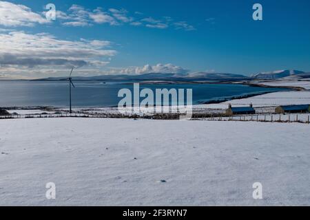 dh Wind turbine Ecosse SCAA FLOW ORKNEY Snowscape hiver écossais snow scène ferme royaume-uni énergie éolienne Banque D'Images