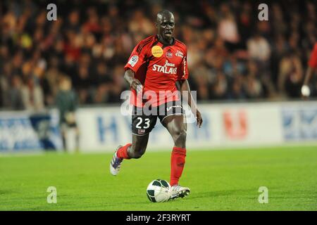 FOOTBALL - CHAMPIONNAT DE FRANCE 2011/2012 - EA GUINGAMP V AS MONACO - 17/10/2011 - PHOTO PASCAL ALLEE / DPPI - MAMADOU CAMARA (EAG) Banque D'Images