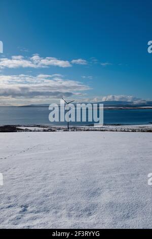 dh Wind turbine Ecosse SCAA FLOW ORKNEY Snowscape hiver écossais scène de neige énergie verte britannique Banque D'Images