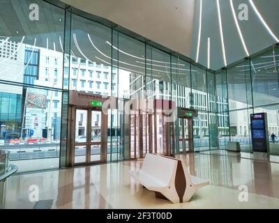 Vue sur les intérieurs modernes de la station de métro de Doha. Banque D'Images