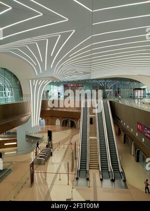 Vue sur les intérieurs modernes de la station de métro de Doha. Banque D'Images