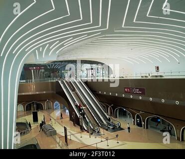 Vue sur les intérieurs modernes de la station de métro de Doha. Banque D'Images