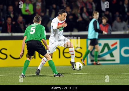 FOOTBALL - COUPE FRANÇAISE 2011/2012 - 1/32 FINAL - LOCMINE V PARIS SAINT GERMAIN - 8/01/2012 - PHOTO PASCAL ALLEE / DPPI - MELVUT ERDING (PSG) / YOANN LE ROUX (LOC) Banque D'Images