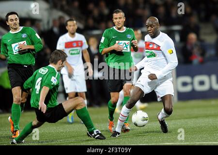 FOOTBALL - COUPE FRANÇAISE 2011/2012 - 1/32 FINAL - LOCMINE V PARIS SAINT GERMAIN - 8/01/2012 - PHOTO PASCAL ALLEE / DPPI - MOHAMED SISSOKO (PSG) / MATTIEU LE GUENNEC (LOC) Banque D'Images