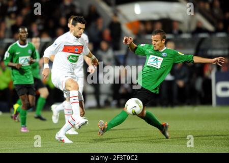 FOOTBALL - COUPE FRANÇAISE 2011/2012 - 1/32 FINAL - LOCMINE V PARIS SAINT GERMAIN - 8/01/2012 - PHOTO PASCAL ALLEE / DPPI - JAVIER PASTORE (PSG) / MATHIEU LE BOURSICAAUD (LOC) Banque D'Images