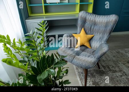 Intérieur moderne aux couleurs neutres. Fauteuil géométrique, espace de travail, plante en pot. Chambre d'enfant pour un garçon ou un adolescent. Solutions de conception de concept dans hom Banque D'Images