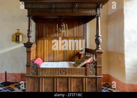 Lit d'essai en bois sculpté pour enfant dans la résidence du château de Bauska Banque D'Images