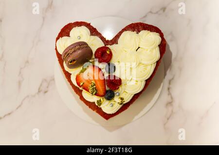 Vue de dessus du gâteau en velours rouge en forme de coeur Banque D'Images