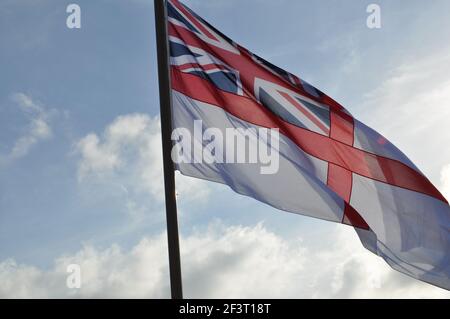 Ensign blanc volant sur HMS Ark Royal Banque D'Images