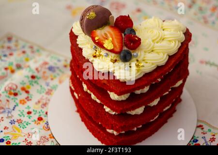 Gâteau en velours rouge avec glaçage au fromage à la crème Banque D'Images