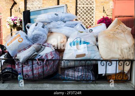 Sacs de literie donnés pour aider les personnes touchées par le feu de la Grenfell Tower, au Tabernacle Christian Centre, Latimer Road, West London. Date de la photo: Mercredi 14 juin 2017. Le crédit photo doit être lu : © DavidJensen/EMPICS Entertainment Banque D'Images