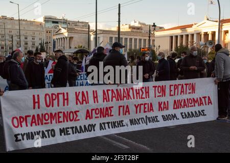 Athènes, Grèce. 17 mars 2021. Les manifestants brandissent des bannières et crient des slogans contre le gouvernement. Des milliers de personnes, dont des syndicats de médecins, se sont rassemblées devant le Parlement pour protester contre la gestion par le gouvernement de la pandémie de Covid19 et de son oppression sans fin, suite à de récents incidents d'abus et de torture commis par la police. Credit: Nikolas Georgiou/ZUMA Wire/Alamy Live News Banque D'Images