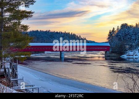 Pont couvert rouge au coucher du soleil Banque D'Images